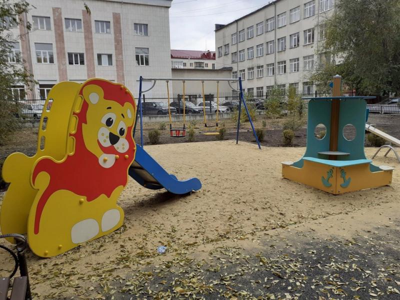 Во дворе Курганской детской поликлиники, расположенной по улице К.Мяготина,114, построили детскую площадку