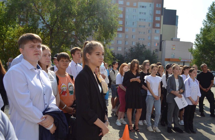 Студентов Курганского базового медицинского колледжа поздравили с Днем знаний